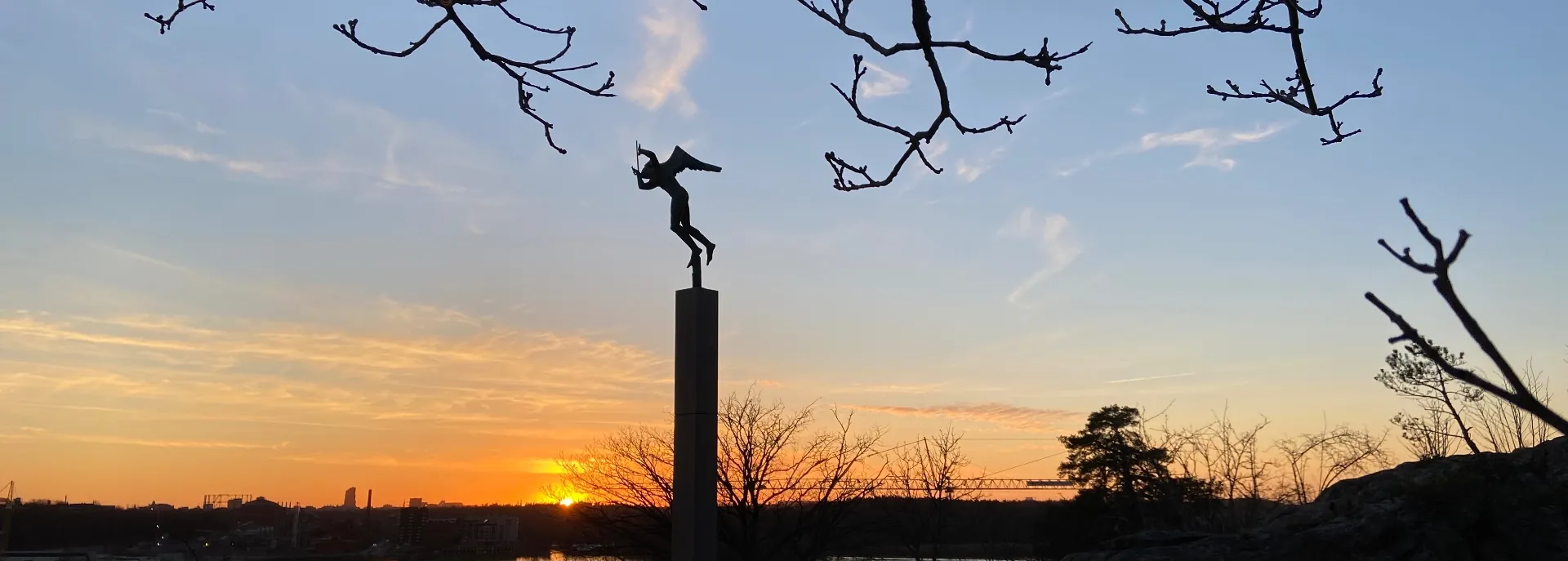 Solnedgång över Lidingö med Carl Milles Gud Fader på himlabågen
